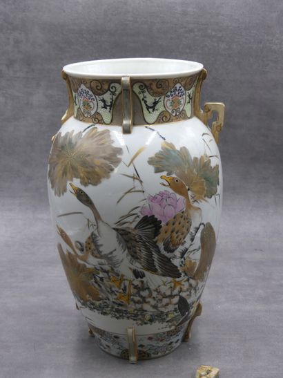 ASIE ASIE. Vase en porcelaine polychrome à décor d'oiseaux. H: 37.5cm. Accidents