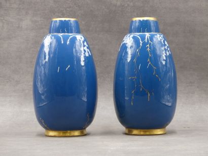 null LIMOGES. Paire de vases en porcelaine à fond bleu et décor blanc et or. Hauteur...