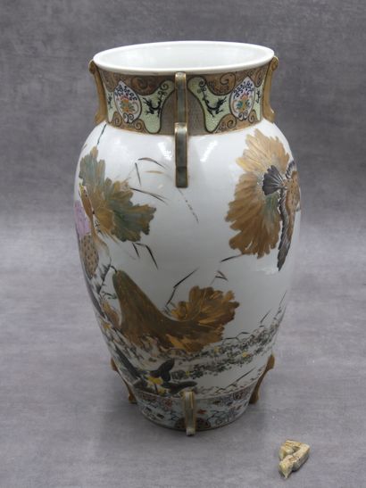 ASIE ASIE. Vase en porcelaine polychrome à décor d'oiseaux. H: 37.5cm. Accidents