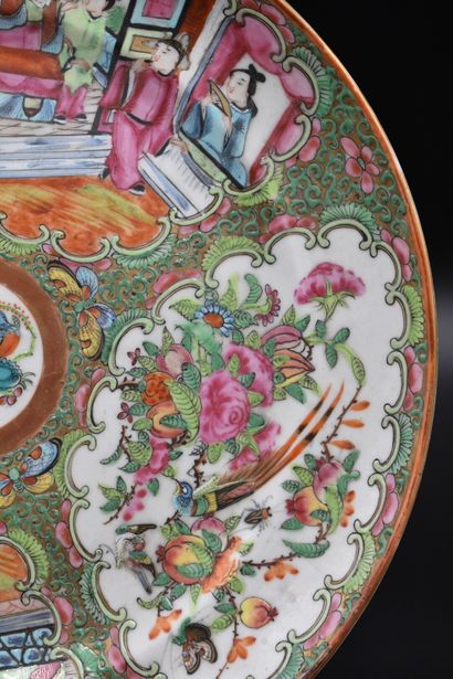 CHINE, Assiette CHINE, Assiette en porcelaine à décor Imari de la famille rose. Diamètre...