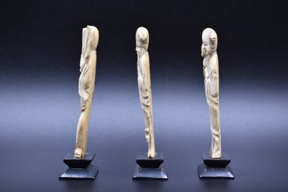 CHINE Statuettes en ivoire CHINE, Trois statuettes en ivoire, représentation de personnages....