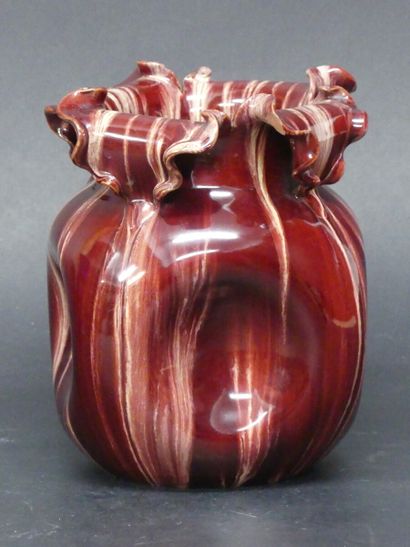 Vase Un vase en terre cuite , col polylobé en forme de feuilles, 1900. 3 ébréchures...