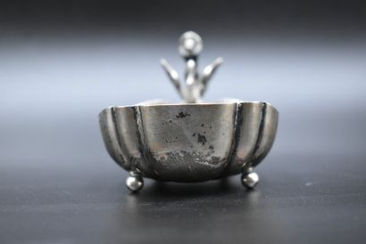Coupelle ou Baguier Coupelle ou Baguier, en métal argenté au décor de femme au cygne....
