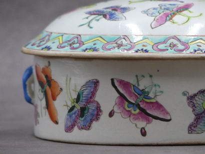 null CHINE. Boite couverte en porcelaine blanche à décor polychrome de papillons....