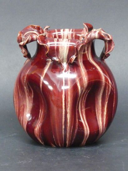Vase Un vase en terre cuite , col polylobé en forme de feuilles, 1900. 3 ébréchures...