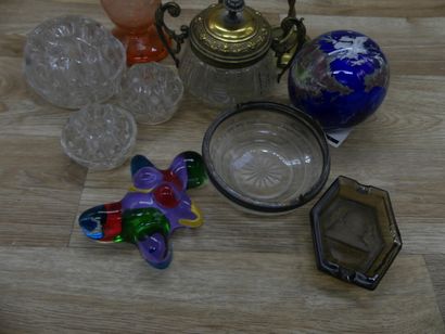 null Carton comprenant divers objets de verrerie dont vase rose en cristal taillé,...