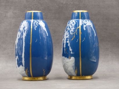 null LIMOGES. Paire de vases en porcelaine à fond bleu et décor blanc et or. Hauteur...