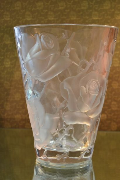 null LALIQUE France. Modèle Ispahan. Vase en cristal à décor de roses en cristal...