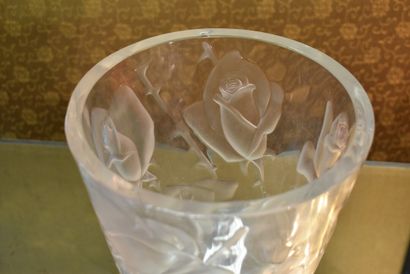 null LALIQUE France. Modèle Ispahan. Vase en cristal à décor de roses en cristal...
