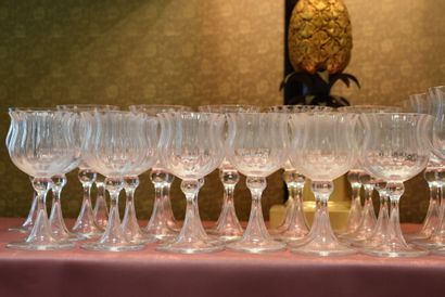 null DAUM FRANCE. Service de verres en cristal comprenant: 12 verres à eau (h:16cm),...