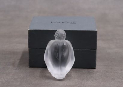 LALIQUE LALIQUE France d'après Marie-Claude Lalique en 1994. Modèle "Feuille pliée"....