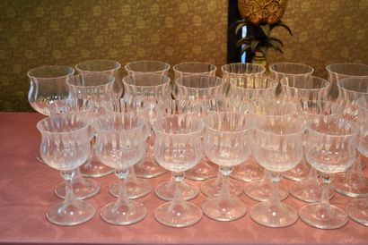 null DAUM FRANCE. Service de verres en cristal comprenant: 12 verres à eau (h:16cm),...
