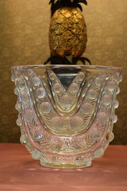 null Attribué à Lalique France. Réunion d'un vase en cristal à décor de fleurs (hauteur:...