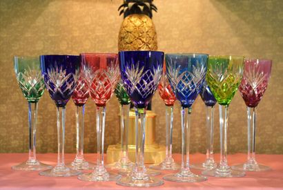 null SAINT LOUIS. Ensemble de 12 verres en cristal taillé transparent et coloré,...