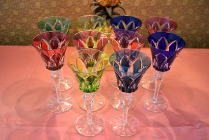 null Saint Louis. Réunion de 10 verres à pieds en cristal transparent et coloré....