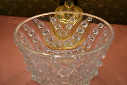 null Attribué à Lalique France. Réunion d'un vase en cristal à décor de fleurs (hauteur:...