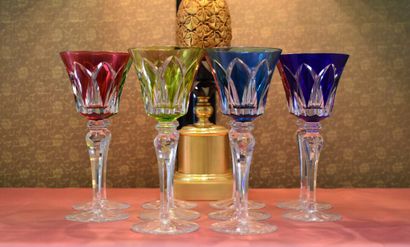 null Saint Louis. Réunion de 10 verres à pieds en cristal transparent et coloré....