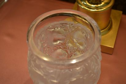 null Attribué à Lalique France. Modèle Elisabeth. Vase en cristal transparent et...