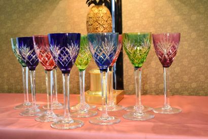 null SAINT LOUIS. Ensemble de 12 verres en cristal taillé transparent et coloré,...