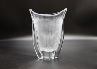 null DAUM, Vase conique en cristal blanc à col étié à chaud et deux anses latérales...