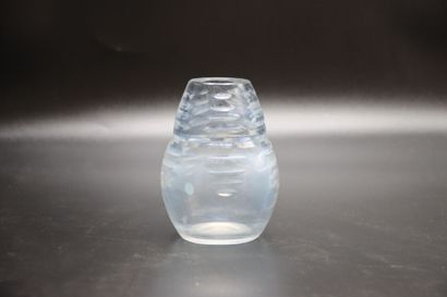 null Saint - Louis. Vase ovoïde en cristal blanc taillé, signé du cachet circulaire....