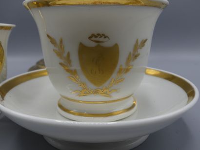null Réunion de tasses en porcelaine de Paris et d'un bougeoir d'époque Louis XV....