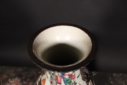 Un vase chinois nankin CHINE - NANKIN : Vase balustre en grès émaillé à décor polychrome...