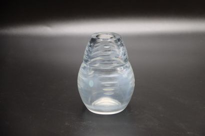 null Saint - Louis. Vase ovoïde en cristal blanc taillé, signé du cachet circulaire....
