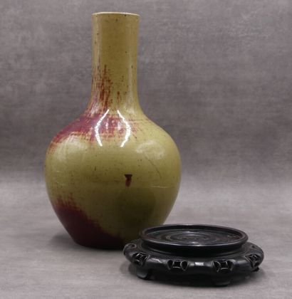 null CHINE. Vase bouteille en céramique sur son socle. Hauteur : 40 cm. Important...