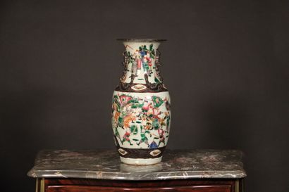Un vase chinois nankin CHINE - NANKIN : Vase balustre en grès émaillé à décor polychrome...