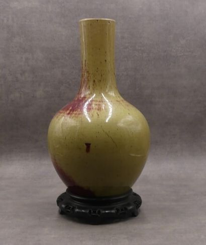 null CHINE. Vase bouteille en céramique sur son socle. Hauteur : 40 cm. Important...