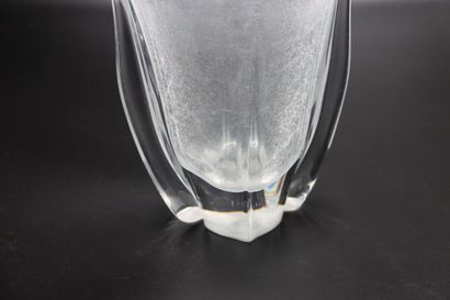 null DAUM, Vase conique en cristal blanc à col étié à chaud et deux anses latérales...