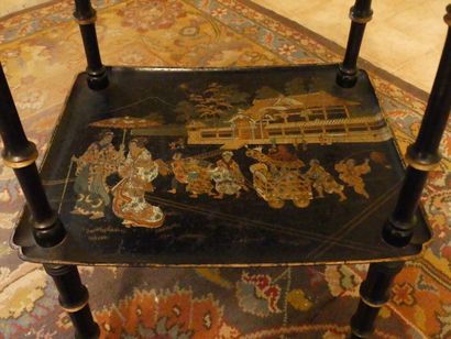 null PONT-A-MOUSSON, Table sellette en carton bouilli noir à décor japonisant, à...