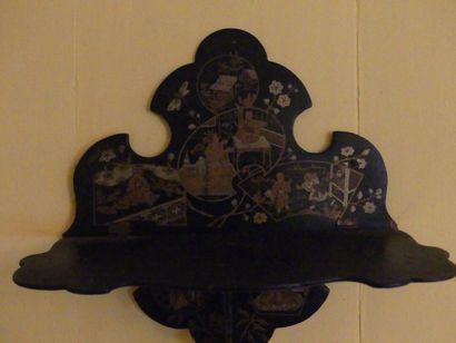 null PONT-A-MOUSSON, Sellette murale, en carton bouilli noir à décor japonisant....