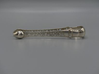 null Pince à sucre en argent (1819-1938). Poids brut : 37.3g.