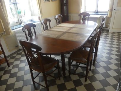 null Table de salle à manger avec rallonge en bois tourné, on joint huit chaises...