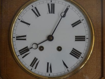 null Horloge à cadran rond émaillé, les heures en chiffres romains, encadrement octogonal...