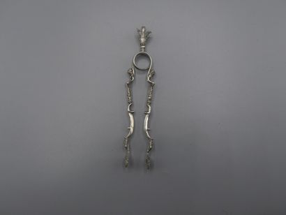 null Pince à sucre en argent vers 1900. Hauteur : 13.5 cm. Poids brut : 28.1g.