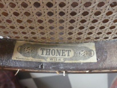 null Une chaise haute en bois courbée assise et dossier cannelé. Étiquette THONET...