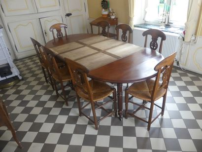 null Table de salle à manger avec rallonge en bois tourné, on joint huit chaises...