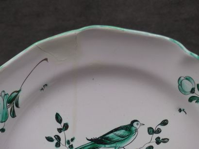 null Assiette en faïence à décor d'oiseau branché XVIIIe siècle, camaïeu vert. Diamétre...