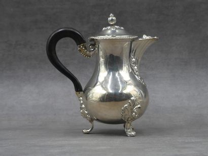 null Cafetière égoïste en argent, Paris 1850, elle repose sur trois pieds à enroulement...