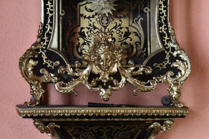 null BOULLE, Cartel et sa console d'applique, en marqueterie BOULLE d'écailles et...