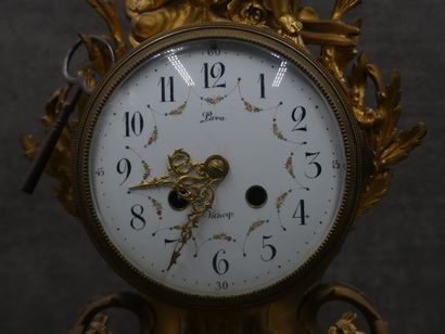 null Horloge portique en marbre et bronze doré à 4 colonnes supportant l'Amour. Époque...