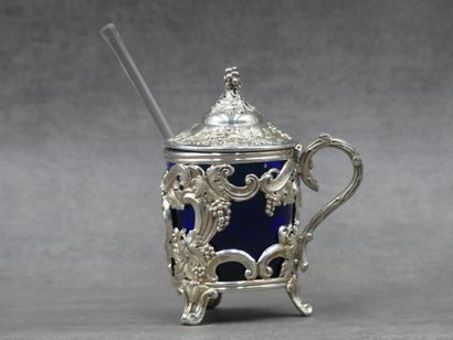 null Moutardier en argent à décor de Pampres, verre bleu, vers 1860. Hauteur : 11.5...