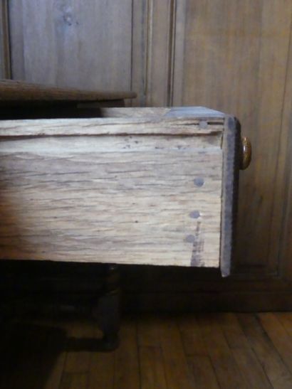 null Table de ferme en bois naturel, ouvre par un tiroir en ceinture et repose sur...