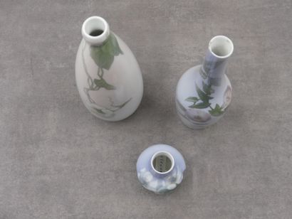 null Réunion de trois vases en porcelaine à décor de fleurs, Manufacture de COPENHAGUE....