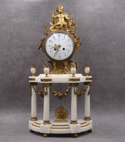 Horloge portique en marbre et bronze doré...