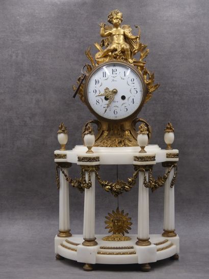 null Horloge portique en marbre et bronze doré à 4 colonnes supportant l'Amour. Époque...