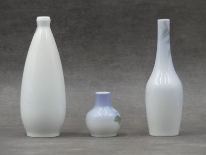 null Réunion de trois vases en porcelaine à décor de fleurs, Manufacture de COPENHAGUE....